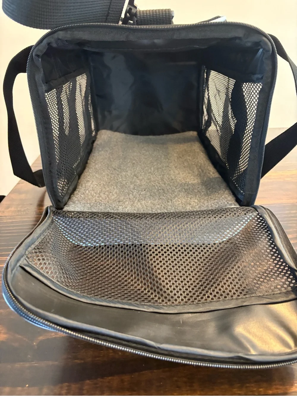 Vceoa Gray Soft-Sided Pet Carrier Cat Dog Travel Bag Mesh NWOT